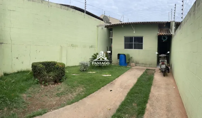 Casa com 2 Quartos e Piscina à Venda | 200 m²