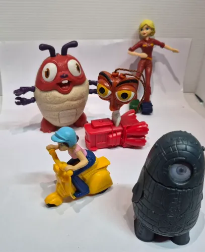Bonecos miniaturas Monstros x Alienígenas McDonald's 