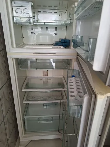 vendo freezer Frosstfree, muito bom estado . 