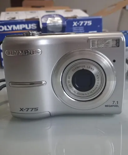 Camera digital com zoom óptico Olympus