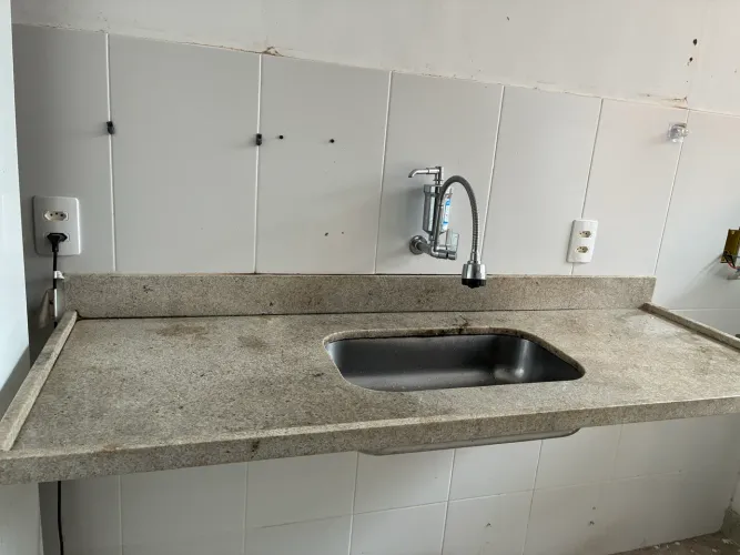Bancada mármore branco Itaúna para cozinha com Cuba inox