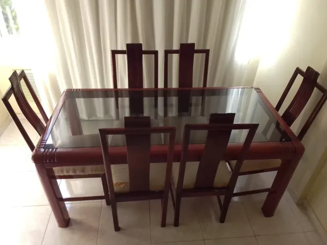 Vendo mesa com 6 cadeiras