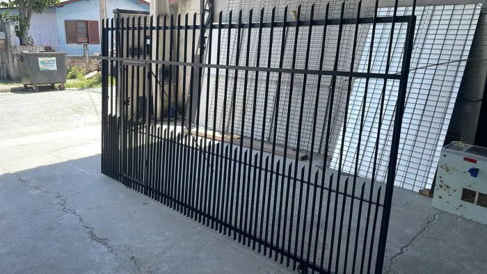 Portão de correr usado medidas 3.20x1.75 com porta auxiliar 