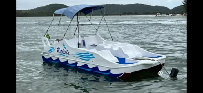 LANCHA TIPO CATAMARÃ
