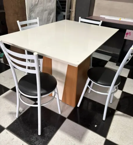Mesa com 4 cadeiras