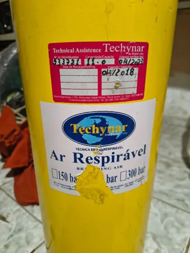 Material de mergulho com Cilindro, colete e respiradores.