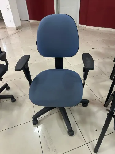 Cadeira de Escritório Giratória com Braços e Regulagem de Altura