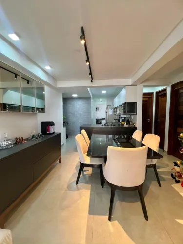 Mesa de jantar elegante e muito bem conservada, acompanhada de 6 cadeiras estofadas