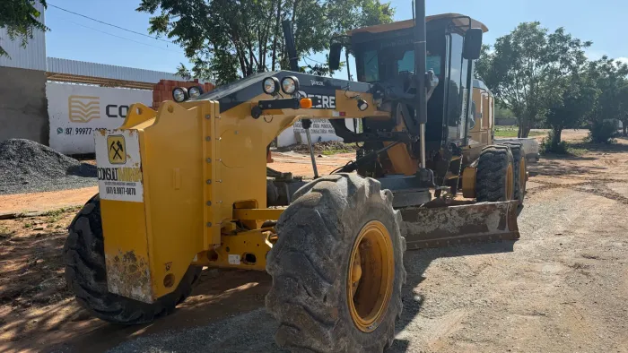 Motoniveladora (Patrol) John Deere 620P - 1.600 h - 2024 - Lâmina 14pes - Pneus 17.5 