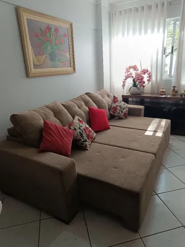 Vende-se sofá de três lugares retrátil semi novo.