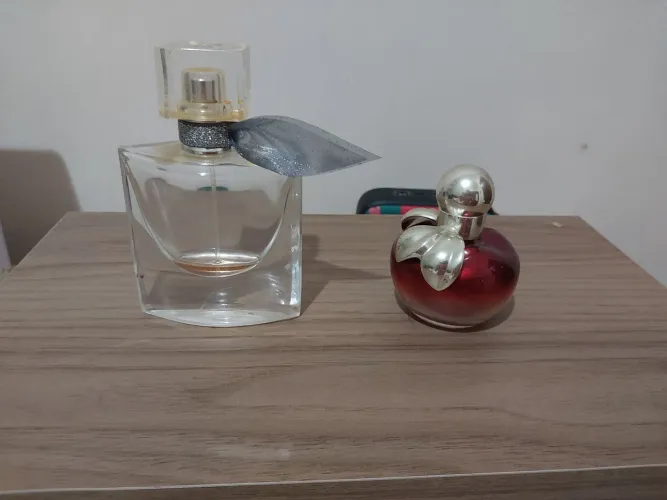 Frasco vazio de perfume Lá Vie Est Belle e Nina Ricci