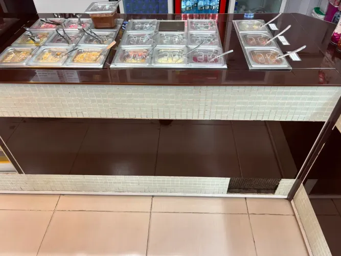 Bancada integrada com geladeira e reservatório de água quente e fria