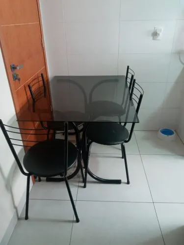 Mesa de jantar de vidro fumê