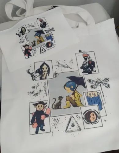 Necessarie e sacola de pano com estampa Coraline