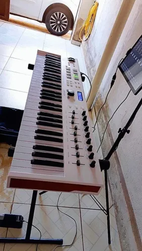 Teclado controladora Arturia 61 essencial pra MID