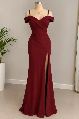 Vestido longo vermelho marsala! Possui decote ombro a ombro, alças finas e fenda lateral.