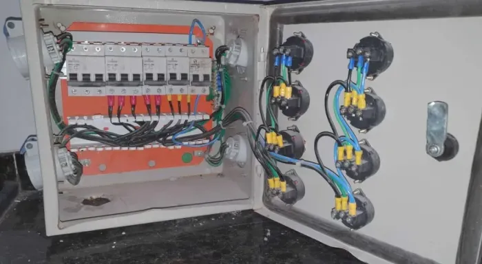 Quadro robô de obras - quadro de tomadas (robozinho)
