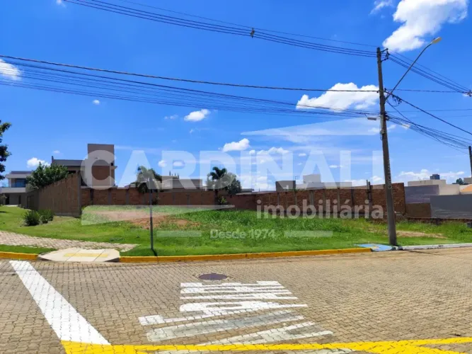 Terreno disponível para venda, no Condomínio Buona Vita, rua principal.
