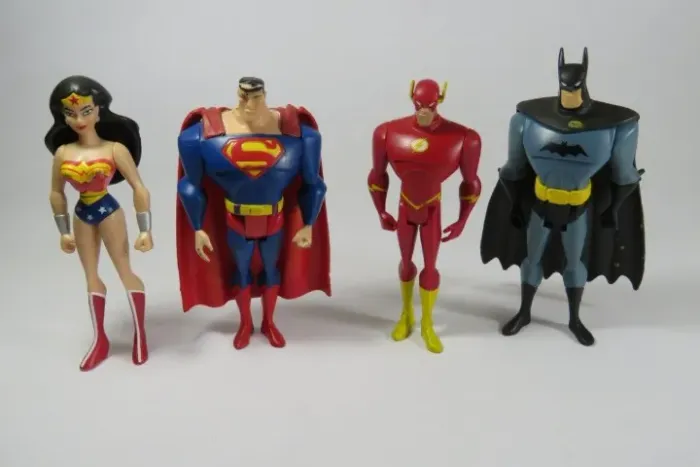 LOTE: 04 (quatro) SUPER HERÓIS da DC Comics BATMAN, SUPERMAN, THE FLASH E MULHER MARAVILHA