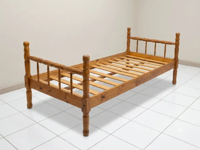 Cama solteiro (de madeira)Leia a descrição do anúncio!