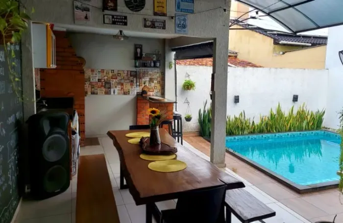 casa no condomínio Jardim Espanha com 4/4, sendo 3 suítes,  4 vagas de garagem.
