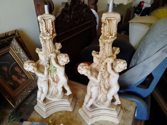 abajures em estilo neoclássico, decoradas com esculturas de querubins/anjos