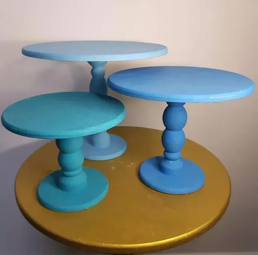 Porta bolo ou doce de MDF. Conservado porém necessita de pintura. 20 reais cada unidade.