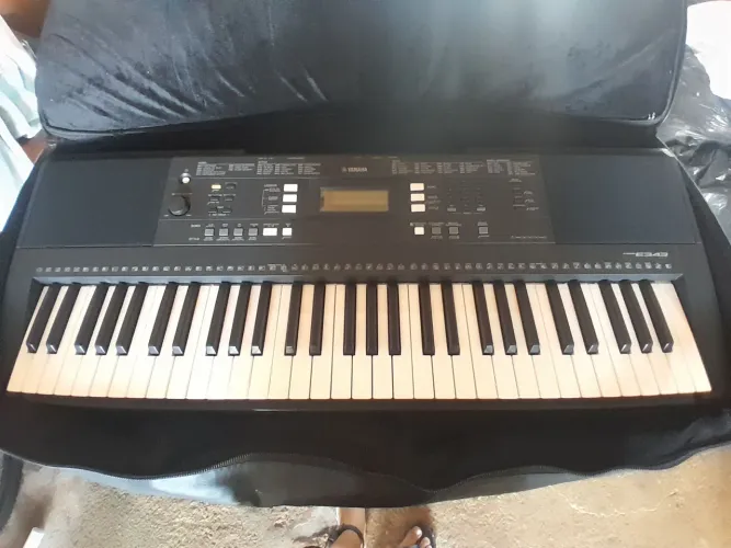Teclado Yamaha PSR e343 em estado de novo