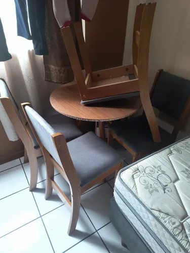 Vendo mesa nova com quatro cadeiras estofadas 