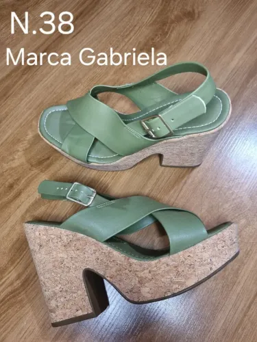 31 pares de sapatos e botas femininos.