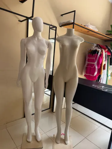 Vende-se manequins e cabides