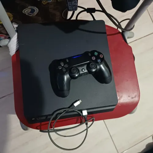 Ps4 slim com um controle e jogo na memória