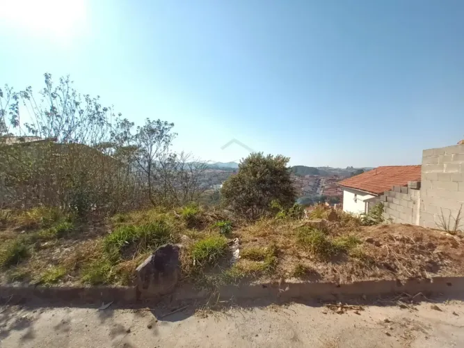 Terreno à venda em bairro residencial