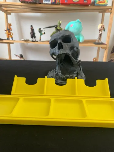 Vendo torre de dados formado de caveira e suporte para cartas e tokens 