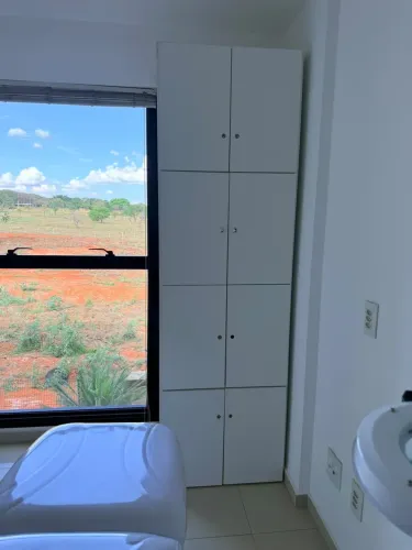 Armário alto multiuso com 8 portas