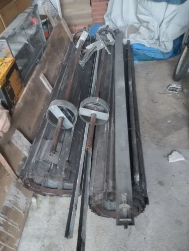 Vendo uma porta de aço medida altura 2.40 largura 3.50 completa sendo duas 1.75 MT cada