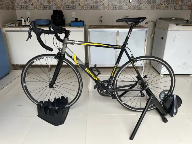 Rolo de treino indoor Saris M2 Smart + Speed + suporte de roda dianteiro