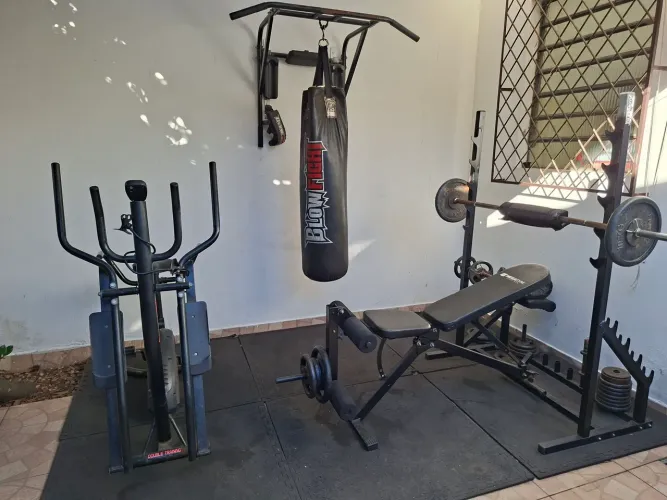 Academia , supino , agachamento, bicicleta com eloptico , barra , 95kg anilhas