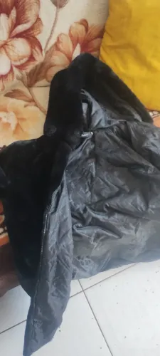 Casaco de pelos preto, grosso.