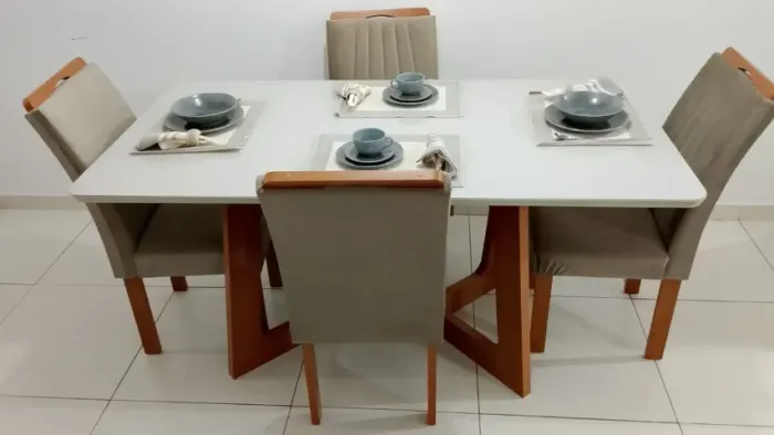 Compre Mesa de jantar e ganhe 4 cadeiras