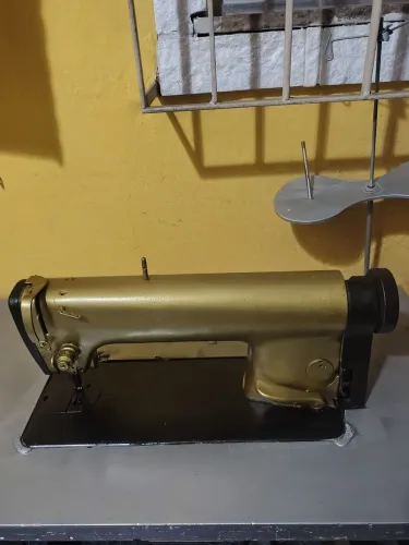Máquina de costura profissional.