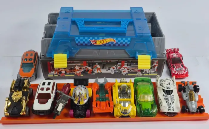 Maleta 3 em 1 Hot Wheels + Extras <br>Lançadora dupla  ,organizadora e pista Hot Wheels (