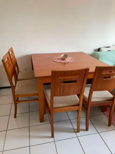 Mesa 4 a 6 lugares extensível + 4 cadeiras madeira maciça