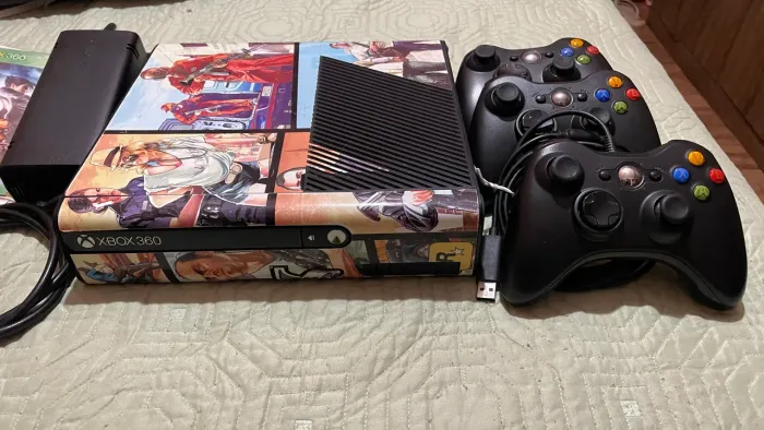 Xbox 360 Slim + 38 Jogos + 3 Controles Paralelos