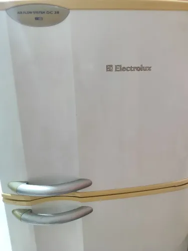 GELADEIRA ELETROLUX DC38 360 LITROS