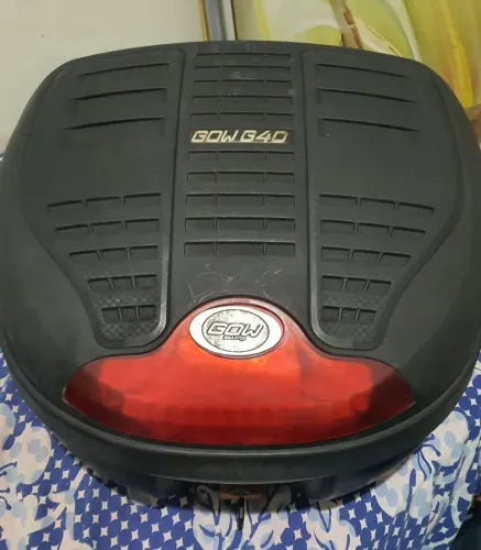 Baú para motocicleta da marca Gow, modelo G40