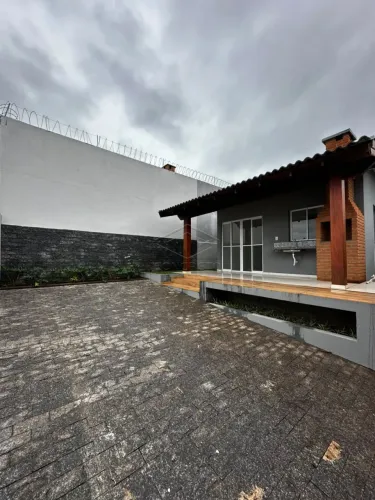 CASA NOVA COM 3 DORMITÓRIOS, SUÍTE, AMPLO QUINTAL E EXCELENTE LOCALIZAÇÃO