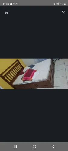 Elegante cama em madeira maciça com 4 gavetas