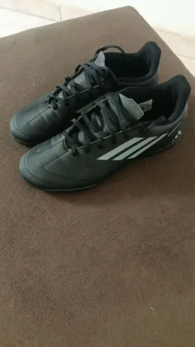 Vende chuteira society Adidas número 37 usado uma única vez .