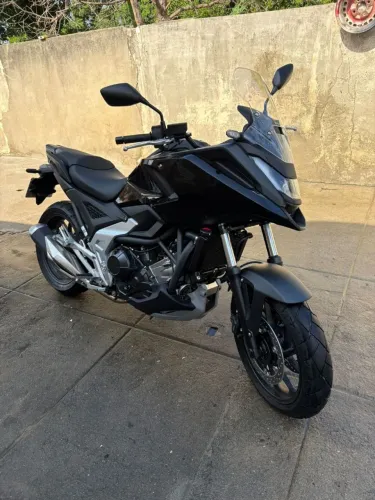 Nc 750 x zera de mais nunca pegou pista  so muita e anda nada pra fazer 